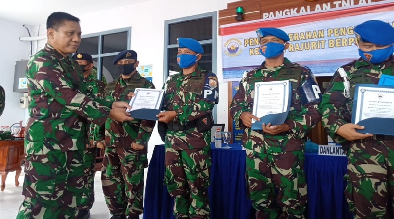 Pangkoarmada I Laksda TNI Ahmadi Heri Purwono menyerahkan penghargaan kepada 6 prajurit TNI AL yang berhasil menggagalkan penyelundupan narkoba, di Makolanal Karimun, Rabu (17/6). (foto: yra)