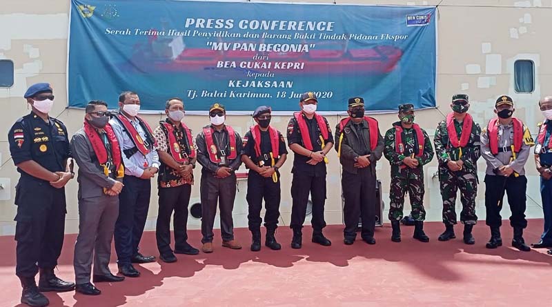 Kepala Kantor Wilayah DJBC Khusus bersama sejumlah pejabat berfoto bersama usai konferensi pers penindakan kasus penyelundupan bijih nikel dengan kapal pengangkut MV Pan Begonia. BC Kepri gagalkan penyelundupan bijih nikel senilai Rp13 miliar. (foto: yra)