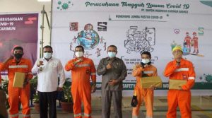 Saipem-Perusahaan-tangguh-lawan-COVID-19-3 Ketua DPRD Karimun M Yusuf Sirat, Bupati Karimun Aunur Rafiq berfoto bersama karyawan PT Saipem Indonesia Karimun Branch pemenang lomba desain poster COVID-19