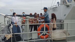 Saka Bahari Lanal Karimun 45 anggota Pramuka Saka Bahari mengikuti sosialisasi penerimaan calon prajurit TNI AL yang digelar Lanal Karimun di atas Kapal Angkatan Laut (KAL) Pelawan, Minggu (21/6/2020). (pps)