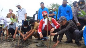 Wakil Bupati Karimun meresmikan penanaman 5.000 mangrove di Pantai Remis, Sawang Laut, Kundur Barat, Selasa (23/6/2020). Wakil Bupati Karimun Anwar Hasyim (baju merah)