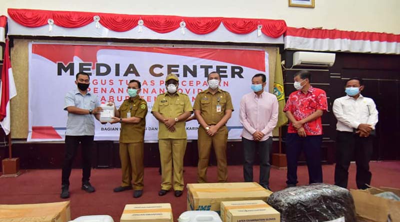 ka-ki: Anggota DPRD Karimun Wiyono, Ketua PSMTI Karimun Eddy Viryadarma, Ketua Apindo Karimun Alex Ng, Asisten II Fajar Harison Abidin, Bupati Karimun Aunur Rafiq, Kepala Dinas Kesehatan Karimun Rachmadi dan Bidang CSR PT Timah Tbk Wilayah Operasi Kepri dan Riau, Rio. (foto: Dok. Humas Pemkab Karimun)