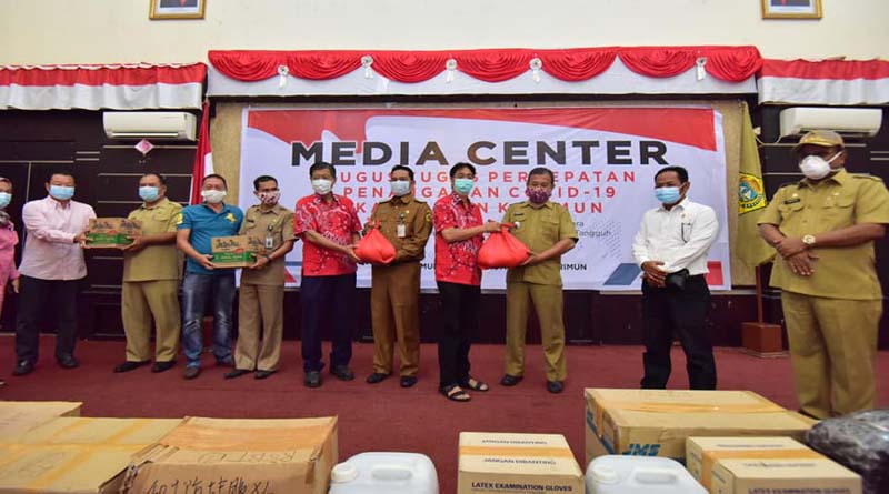 Anggota DPRD Karimun Wiyono menghadiri penyerahan bantuan paket sembako dari Apindo dan PSMTI Karimun. Wiyono apresiasi Apindo atasi dampak COVID-19. (foto: Dok. Humas Pemkab Karimun)