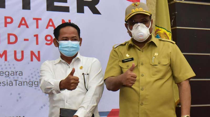 Anggota DPRD Karimun Wiyono berfoto bersama Bupati Karimun Aunur Rafiq (foto: Dok. Humas Pemkab Karimun)