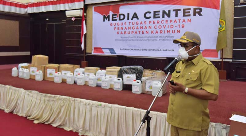 Bupati Karimun Aunur Rafiq memberikan kata sambutan dalam acara penyerahan bantuan peralatan kesehatan dari PT Timah Tbk. (foto: Dok. Humas Pemkab Karimun)
