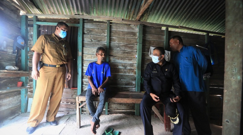 Bupati Karimun Aunur Rafiq meninjau rumah warga Payamanggis, Amad yang tidak layak huni. (foto: yra)