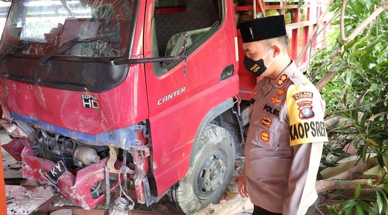 Truk tabrak rumah, Kapolres Karimun imbau perusahaan peduli keselamatan pekerjanya. Tampak Kapolres Karimun AKPB Muhammad Adenan mengamati bagian depan truk yang ringsek setelah insiden tabrakan itu, Jumat (19/6/2020). (Foto: yra)