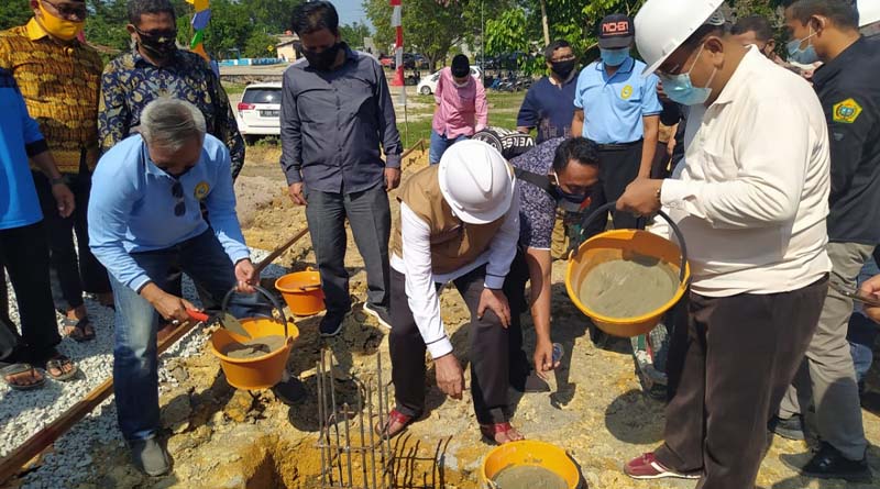 Pandomo Among Mitro Kundur segera dibangun, ditandai peletakan batu pertama oleh Plt Gubernur Kepri Isdianto (tengah), Bupati Karimun Aunur Rafiq (kanan) dan Ketua Paguyuban Among Mitro Kabupaten Karimun Wiryanto. (foto: yra)