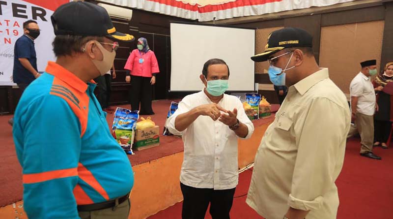 Bupati Karimun Aunur Rafiq berbincang dengan Wakil Bupati Anwar Hasyim (kiri) dan Kepala Dinas Sosial Syahruddin. (foto: Dok. Humas Pemkab Karimun)