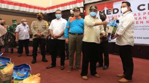 pendistribusian-paket-sembako-kabupaten-karimun Ketua DPRD Karimun M Yusuf Sirat (3 kanan) menghadiri pendistribusian paket sembako COVID-19. DPRD Karimun berharap pembagian sembako tepat sasaran. (foto: Dok. Humas Pemkab Karimun)