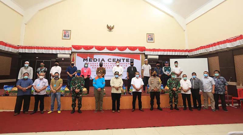 Bupati, Wakil Bupati, Ketua DPRD, Sekda, FKPD dan OPD terkait berfoto bersama. (foto: Humas Pemkab Karimun)