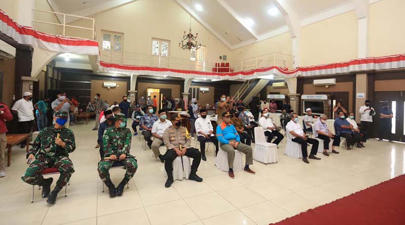 Wakil Bupati, Ketua DPRD, Sekda, FKPD dan OPD terkait menghadiri penyerahan secara simbolis paket sembako untuk warga terdampak COVID-19. (foto: Humas Pemkab Karimun)