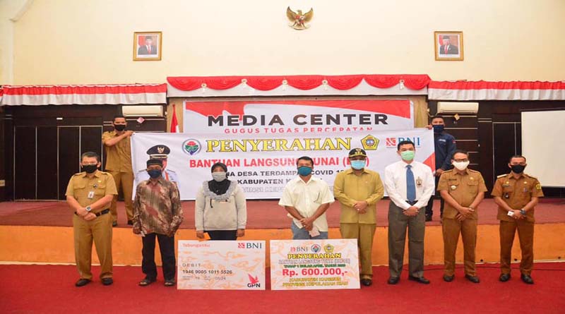 Hari ini, BLT di Karimun mulai disalurkan. Bupati Karimun, Kepala Cabang BNI Tanjung Balai Karimun, Camat Buru, dan Kepala Dinas PMD Karimun berfoto bersama penerima BLT Dana Desa. (foto: Humas Pemkab Karimun)