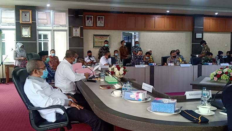 Pemkab Karimun mengizinkan pedagang melayani konsumen di tempat terhitung 1 Juni 2020, sesuai rapat pembahasan New Normal di Kantor Bupati Karimun. (yra).