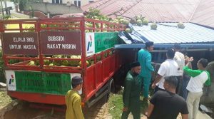 truk-elpiji-hantam-rumah-di-karimun Truk mengangkut tabung gas elpiji 3 kg menghantam sebuah rumah di Ranggam, Kecamatan Tebing, Kabupaten Karimun, Kepulauan Riau, Jumat (19/6). (Foto: Istimewa)