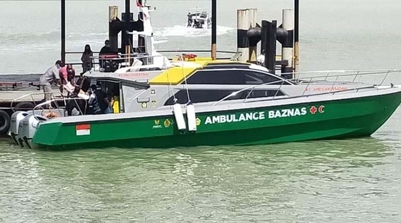 Ambulans laut Baznas Karimun mengangkut pasien dari Selat Beliah, Kecamatan Kundur Barat. Sebulan beroperasi, ambulans laut Baznas angkut 19 pasien. (foto: pps)