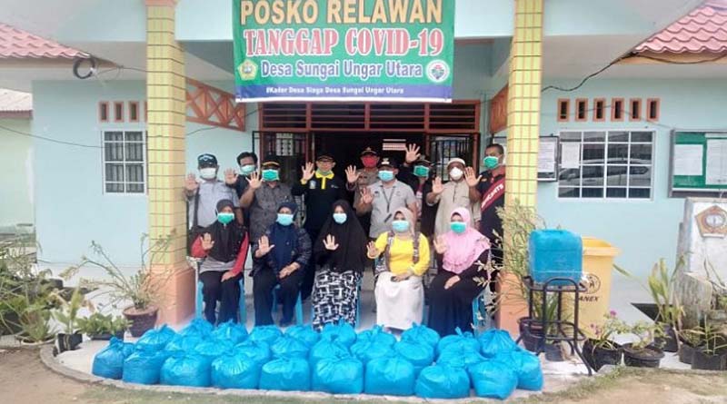 Sembilan anggota DPRD Karimun kompak bantu warga. Foto: Sembilan anggota DPRD Karimun dapil III berfoto bersama saat membantu paket sembako di Posko Relawan Tanggap COVID-19 Desa Sungai Ungar Utara. (foto: riaukepri.com)