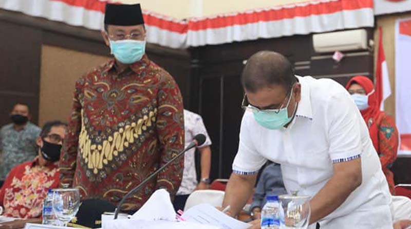 Bupati dan Wakil Bupati Karimun petahana dalam sebuah acara di Gedung Nasional, Tanjung Balai Karimun beberapa waktu lalu. Demokrat Karimun pastikan mengusung pasangan petahana. (foto: Dok. Humas Pemkab Karimun)