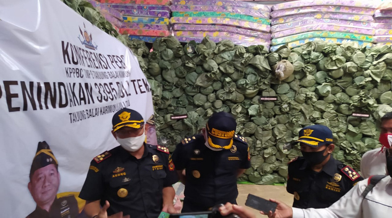 Kepala KPPBC Tipe Madya Pabean B Tanjung Balai Karimun Agung Marhaendra Putra didampingi Kepala Bidang Kepabeanan dan Cukai Kanwil DJBC Khusus Kepri Abdul Rosyid memberikan keterangan saat meninjau barang bukti di gudang Kanwil BC Kepri. Sebanyak 3.395 gulung tekstil ditutupi kasur, merupakan modus penyelundupan tersebut. (foto:yra)