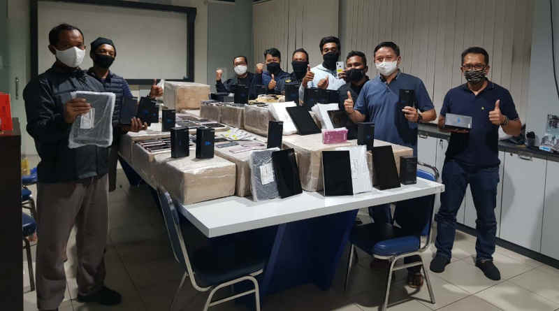 Bea Cukai Kepri amankan 3.304 smartphone. Tampak memperlihatkan barang bukti tersebut. (Foto: Humas BC Kepri)