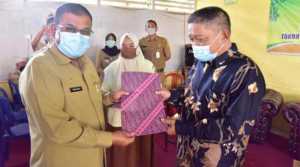 Bupati Karimun Aunur Rafiq menyerahkan SK pengangkatan ketua RT dan RW di Meral Kota, Kecamatan Meral, Selasa (7/7/2020). Bupati Karimun imbau RT/RW hindari politik praktis. (foto: Dok. Humas Pemkab Karimun)