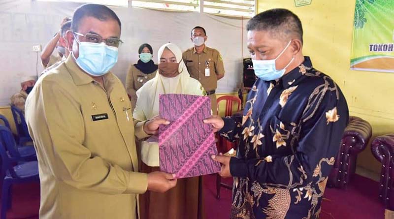 Bupati Karimun Aunur Rafiq menyerahkan SK pengangkatan ketua RT dan RW di Meral Kota, Kecamatan Meral, Selasa (7/7/2020). Bupati Karimun imbau RT/RW hindari politik praktis. (foto: Dok. Humas Pemkab Karimun)