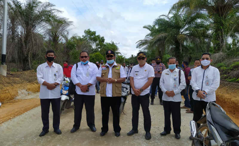 Bupati Karimun Aunur Rafiq berfoto bersama camat dan perangkat dusun dan desa saat berkunjung ke Dusun Baran Abang, Desa Tanjung Hutan, Kecamatan Buru, Rabu (8/7/2020). Bupati Karimun setuju pemekaran desa di Buru.