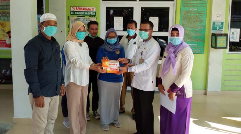 Anggota DPRD Karimun Charli Donna Sitorus menyerahkan bantuan vitamin ke Puskesmas Kecamatan Karimun. (foto: istimewa)