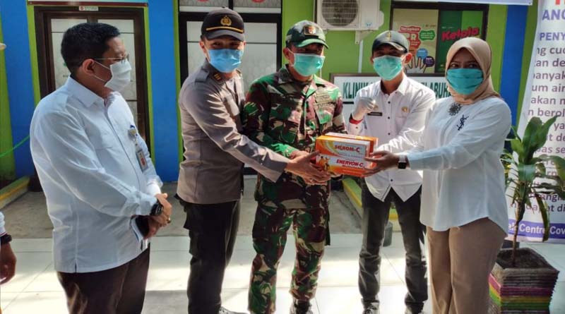 Anggota DPRD Karimun Charli Donna Sitorus menyerahkan bantuan vitamin untuk relawan COVID-19 di pelabuhan Tanjung Balai Karimun. (foto: istimewa)