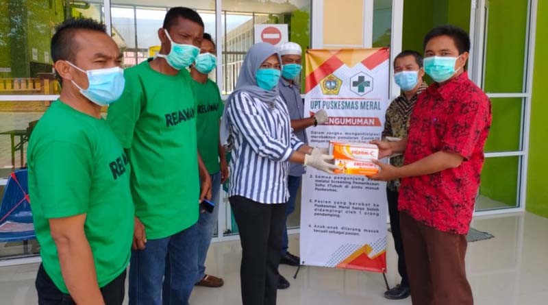 Charli Donna sumbang vitamin tiga puskesmas, yakni Puskesmas Meral, Merat Barat dan Tebing, untuk tim medis COVID-19. (foto: istimewa)