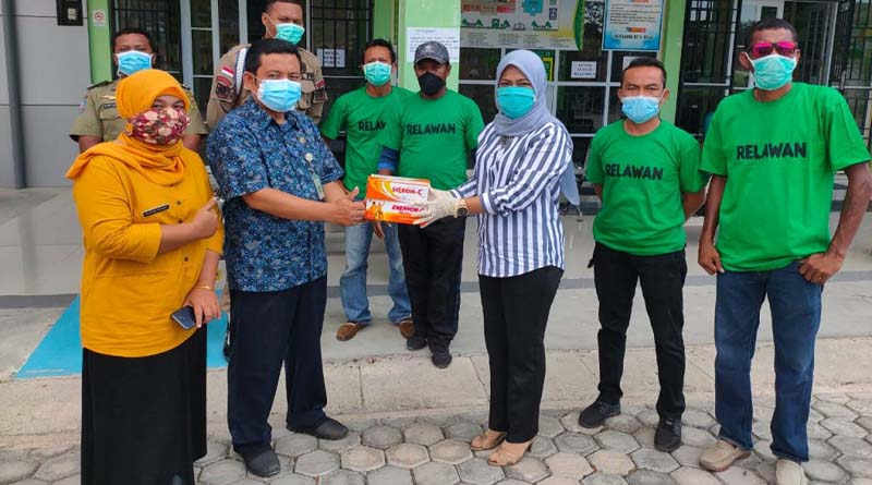 Charli Donna Sitorus dan relawan Kawan Donna berfoto bersama dengan tim medis usai menyerahkan bantuan vitamin bagi tim medis penanganan COVID-19. (foto: istimewa)