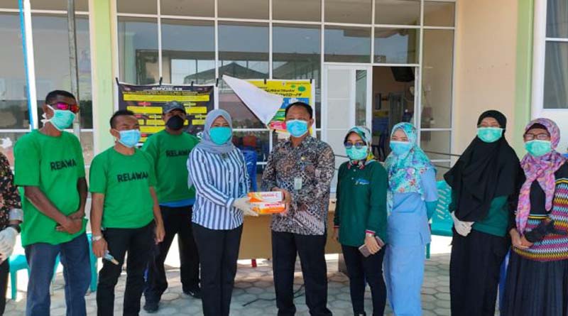 Charli Donna Sitorus menyerahkan bantuan vitamin untuk tim medis puskesmas yang bertugas menangani COVID-19. (foto: istimewa)
