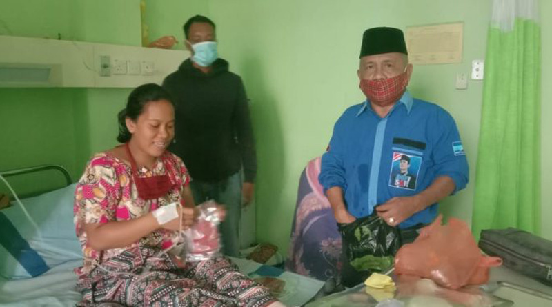 Anggota DPRD Karimun M Taher mengunjungi salah satu pasien kurang mampu di RSUD M Sani. Taher beri dukungan moral pasien di tengah COVID-19. (Foto: istimewa).