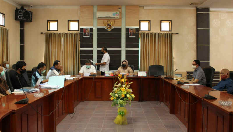 Hearing Komisi 2 dengan PDAM Karimun. Komisi 2 DPRD Karimun menggelar hearing terkait tunggakan iuran BPJAMSOSTEK PDAM Tirta Karimun. (Foto: Dok. Humas DPRD Karimun)