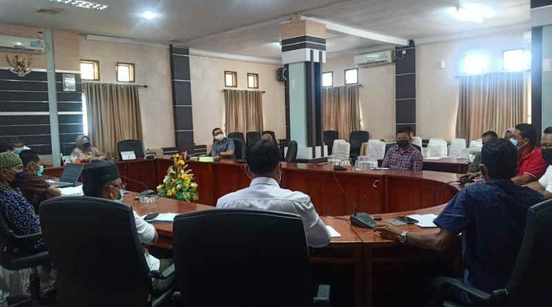 Hearing Komisi 2 DPRD Karimun bersama PDAM Tirta Karimun. DPRD Karimun sebut PDAM menunggak iuran BPJAMSOSTEK selama 7 bulan. (Foto:yra)