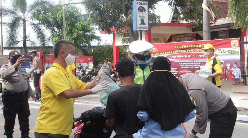 Legislator Herman alias Akham sebar masker kepada pengendara bersama Apindo, PSMTI, Satlantas Polres Karimun dan Polsek Meral. (foto: istimewa)