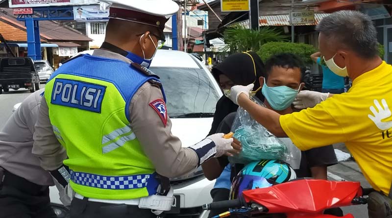 Anggota DPRD Karimun Herman alias Akham bagi-bagi masker. (foto: istimewa)