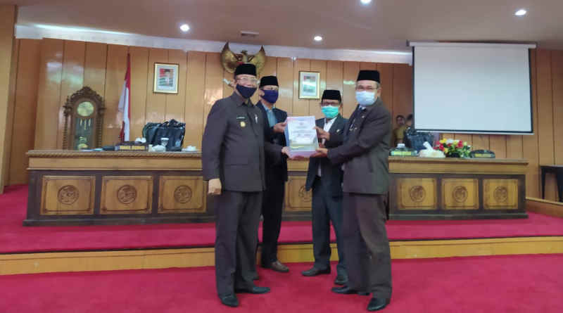 Rapat paripurn DPRD Karimun dengan agenda penyampaian Ranperda LKPj Bupati Karimun Tahun Anggaran 2019. DPRD Karimun apresiasi pendapatan pajak lampaui target. (foto: Humas DPRD Karimun)