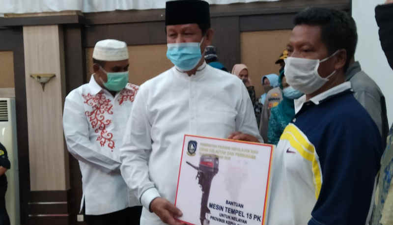 Nelayan hingga penjahit di Karimun dapat bantuan dari Pemprov Kepri. Plt Gubernur Kepri Isdianto ketika menyerahkan bantuan di Gedung Nasional, Tanjung Balai Karimun, Jumat (17/7/2020). (Foto:yra)