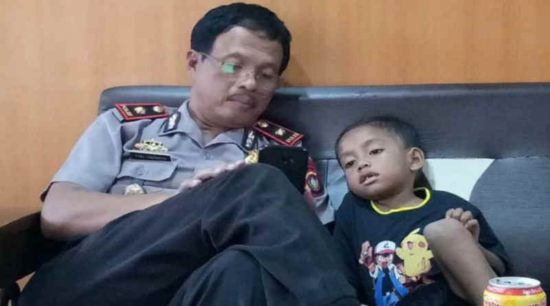Innalillahi, Kapolsek Kundur meninggal dunia. Kapolsek Kundur Kompol Endi Indarto ketika bercengkrama bersama anaknya. (Foto: Dok. Humas Polres Karimun)
