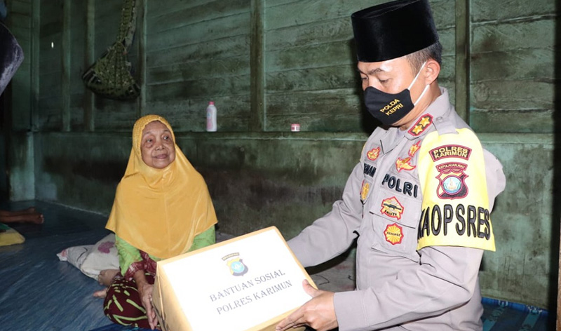 Kapolres Karimun santuni warga sakit stroke. Tampak Kapolres Karimun AKBP Muhammad Adenan saat menyerahkan santunan. (foto: Dok. Humas Polres Karimun)