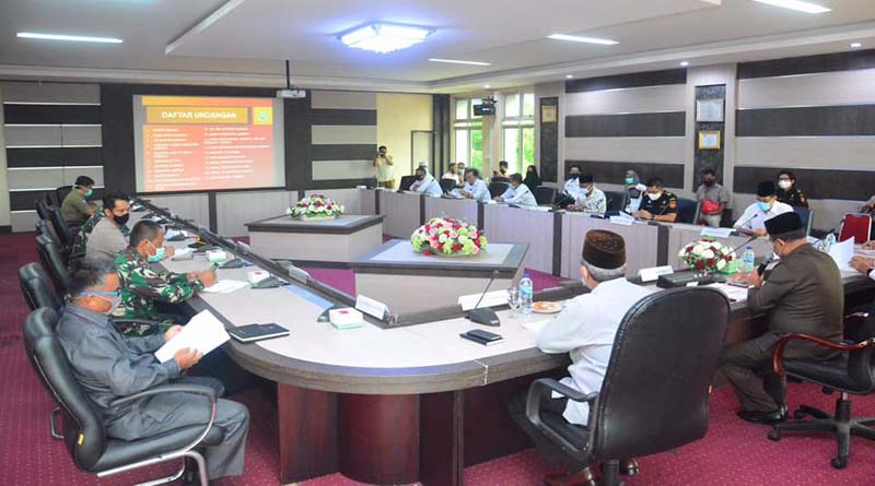 Rakor penanganan COVID-19 jelang Ramadhan 1441 Hijriyah di Kantor Bupati Karimun, Rabu (22/4/2020). (foto: Dok. Humas Pemkab Karimun)
