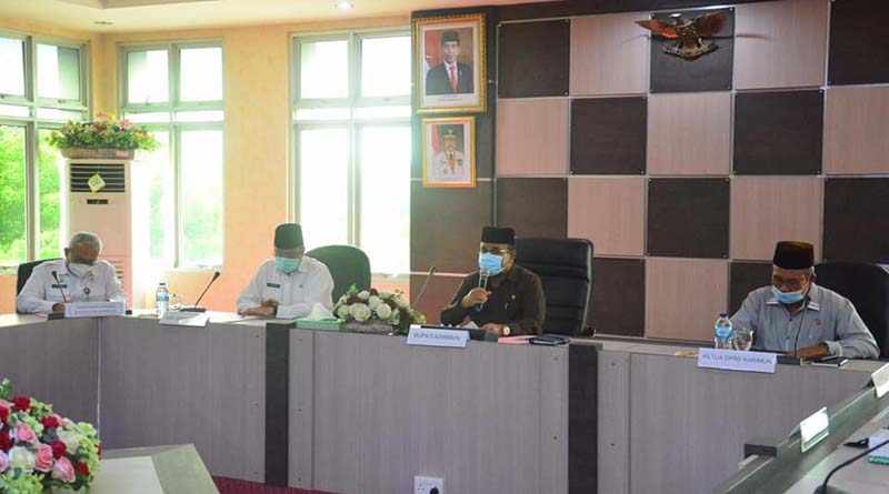 Bupati Karimun Aunur Rafiq didampingi Ketua DPRD Karimun M Yusuf Sirat (kanan), Wakil Bupati Anwar Hasyim (3 kiri)) dan Sekda M Firmansyah memimpin rakor penanganan COVID-19 jelang Ramadhan 1441 Hijriyah.