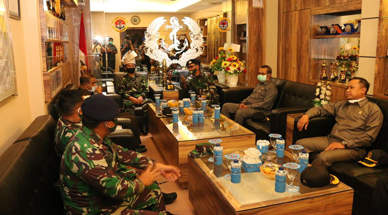 Ketua DPRD Karimun M Yusuf Sirat (dua kanan) bersama Bupati dan FKPD berbincang dengan Danlantamal IV Tanjungpinang. (foto: Dok. Humas DPRD Karimun)