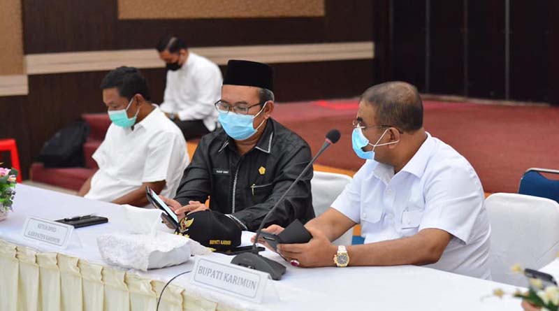 Bupati Karimun Aunur Rafiq dan Ketua DPRD Karimun M Yusuf Sirat menghadiri Musrenbang RKPD Provinsi Kepri yang digelar secara online. Yusuf Sirat berharap Musrenbang provinsi bersinergi dengan Kabupaten Karimun. (foto: Dok. Humas Pemkab Karimun)