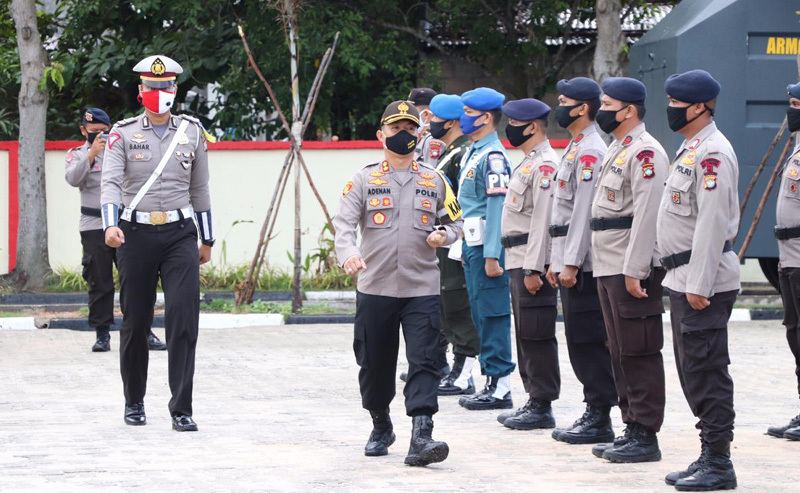 Kapolres Karimun AKBP Muhammad Adenan memeriksa pasukan yang mengikuti apel Operasi Patuh Seligi 2020. Polres Karimun luncurkan Operasi Patuh Seligi 2020. (foto: dok. Humas Polres Karimun)