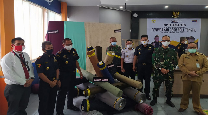 Sekda Kabupaten Karimun Muhammad Firmansyah (kanan) ketika menghadiri konferensi pers pengungkapan penyelundupan 3.395 gulung tekstil yang digelar Bea Cukai Tanjung Balai Karimun di Kanwil DJBC Khusus Kepri, Senin (20/7/2020). Pemkab Karimun apresiasi BC gagalkan penyelunduapn tekstil. (foto:yra)