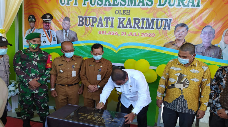 Bupati Karimun Aunur Rafiq disaksikan anggota DPRD Karimun Raja Rafiza, Kepala Dinas Kesehatan Rqchmadi, Camat dan Danramil menandatangani prasasti peresmian Puskesmas Durai. Bupati Karimun resmikan dua puskesmas dalam sehari. (foto:yra)