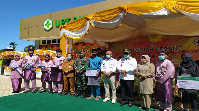 Bupati Karimun Aunur Rafiq berfoto bersama sejumlah pejabat usai meresmikan gedung UPT Puskesmas Kundur di Tanjungbatu. (foto:yra)