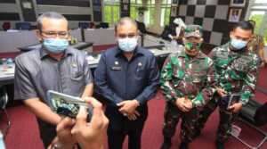 Rakor new normal Ketua DPRD Karimun M Yusuf Sirat bersama Bupati Aunur Rafiq, Danlanal dan perwakilan Lanal Karimun ketika diwawancarai. Yusuf Sirat hadiri rakor new normal. (foto: Istimewa)